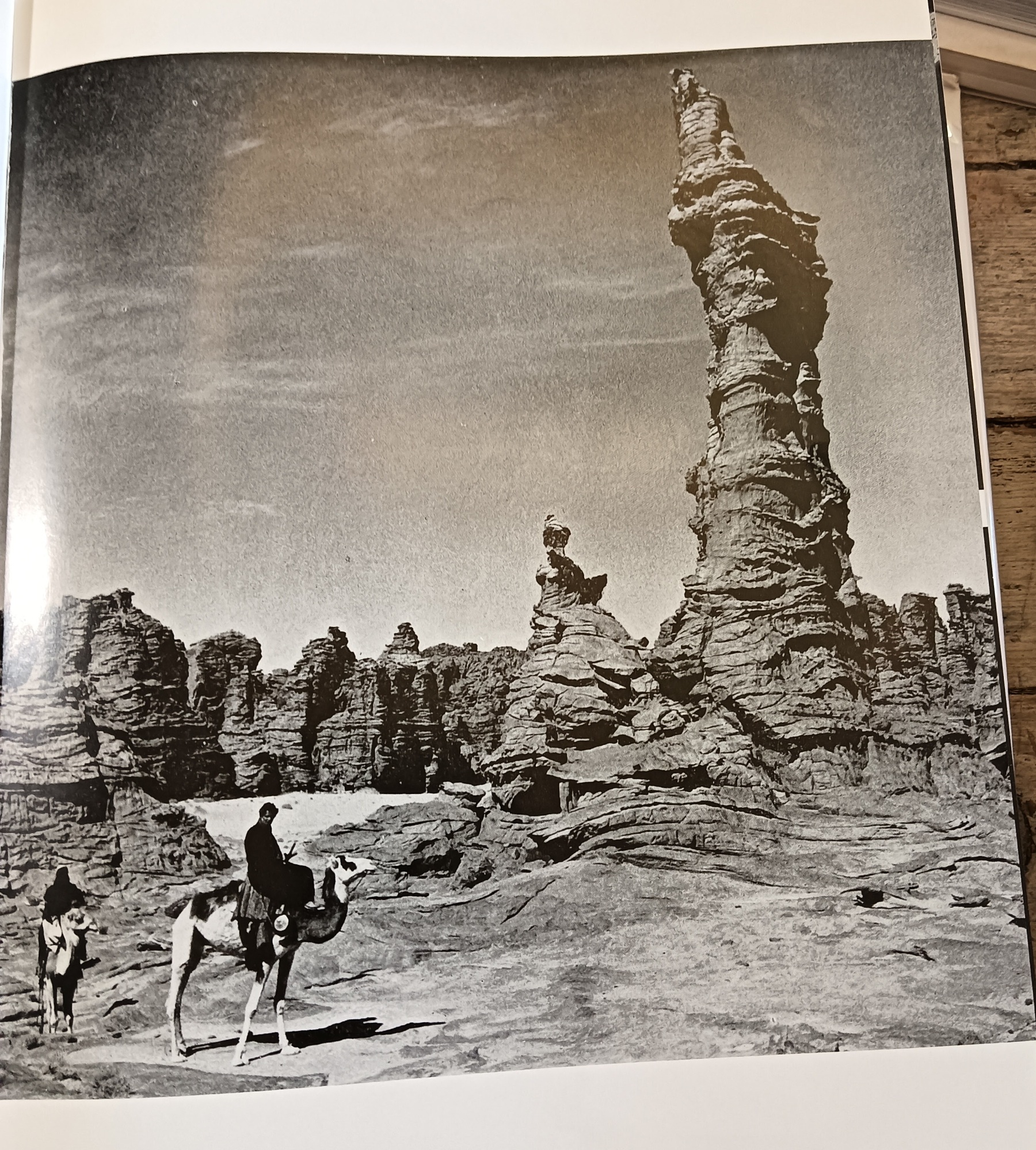 Uomini e montagne del Sahara: monografia alpinistico-esplorativa e storico-geografica con antologia. - immagine 2