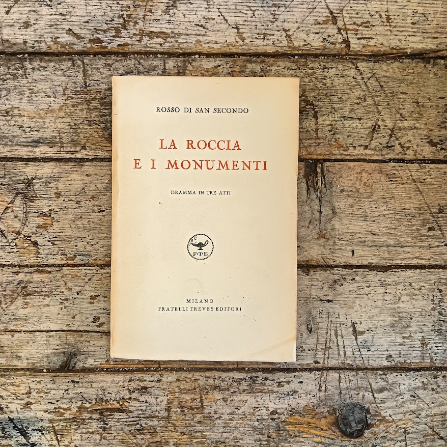 La roccia e i monumenti