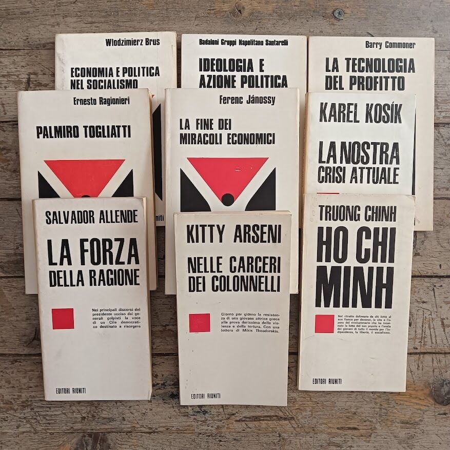 Lotto 9 libri Editori Riuniti:
Wlodzimier Brus, Economia e politica nel socialismo - Aa. Vv., Ideologia e azione politica - Barry Commoner, La tecnologia del profitto - Ernesto Ragionieri, Palmiro Togliatti - Ferenc Janossy, La fine dei miracoli economici - Karel Kosik, La nostra crisi attuale - Salvador Allende, La forza della ragione - Tuong Chinh, Ho Chi Minh - Kitty Arseni, Nelle carceri dei colonnelli