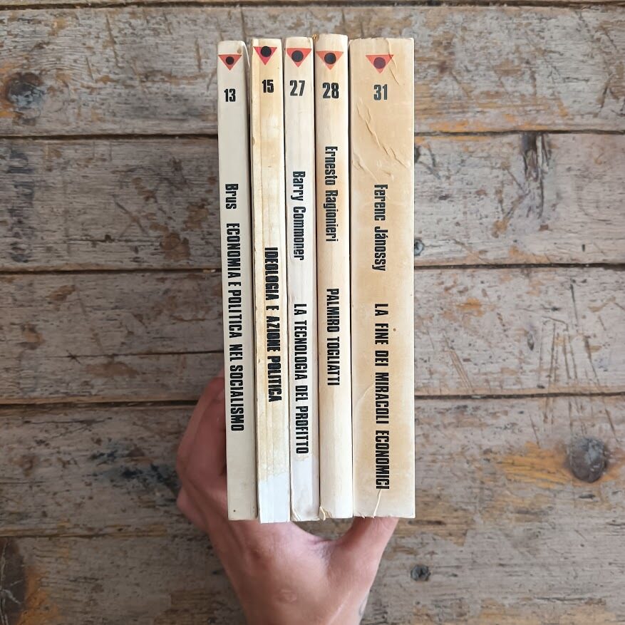 Lotto 9 libri Editori Riuniti:
Wlodzimier Brus, Economia e politica nel socialismo - Aa. Vv., Ideologia e azione politica - Barry Commoner, La tecnologia del profitto - Ernesto Ragionieri, Palmiro Togliatti - Ferenc Janossy, La fine dei miracoli economici - Karel Kosik, La nostra crisi attuale - Salvador Allende, La forza della ragione - Tuong Chinh, Ho Chi Minh - Kitty Arseni, Nelle carceri dei colonnelli - immagine 3