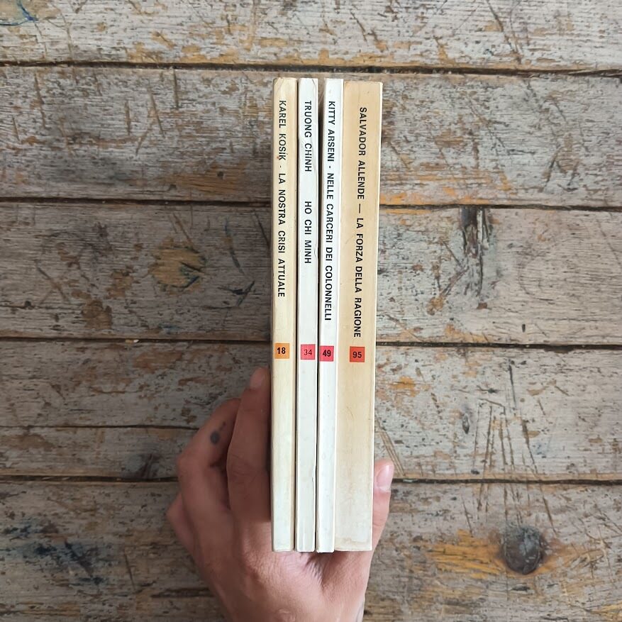 Lotto 9 libri Editori Riuniti:
Wlodzimier Brus, Economia e politica nel socialismo - Aa. Vv., Ideologia e azione politica - Barry Commoner, La tecnologia del profitto - Ernesto Ragionieri, Palmiro Togliatti - Ferenc Janossy, La fine dei miracoli economici - Karel Kosik, La nostra crisi attuale - Salvador Allende, La forza della ragione - Tuong Chinh, Ho Chi Minh - Kitty Arseni, Nelle carceri dei colonnelli - immagine 4