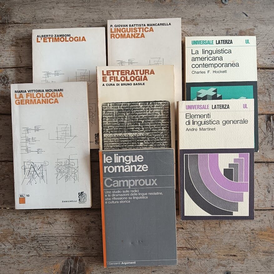 Lotto 7 libri linguistica e filologia:
Alberto Zamboni, L'etimologia - P. Giovan Battista Mancarella, Linguistica romanza - Maria Vittoria Molinari, La filologia germanica - Bruno Basile (cura di), Letteratura e filologia - Charles F. Hockett, La linguistica americana contemporanea - André Martinet, Elementi di linguistica generale - Charles Camproux, Le lingue romanze
