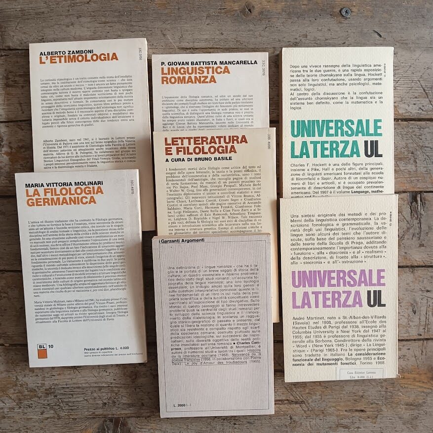 Lotto 7 libri linguistica e filologia:
Alberto Zamboni, L'etimologia - P. Giovan Battista Mancarella, Linguistica romanza - Maria Vittoria Molinari, La filologia germanica - Bruno Basile (cura di), Letteratura e filologia - Charles F. Hockett, La linguistica americana contemporanea - André Martinet, Elementi di linguistica generale - Charles Camproux, Le lingue romanze - immagine 2