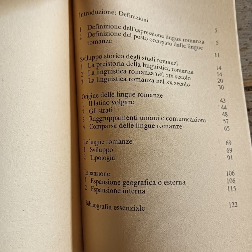 Lotto 7 libri linguistica e filologia:
Alberto Zamboni, L'etimologia - P. Giovan Battista Mancarella, Linguistica romanza - Maria Vittoria Molinari, La filologia germanica - Bruno Basile (cura di), Letteratura e filologia - Charles F. Hockett, La linguistica americana contemporanea - André Martinet, Elementi di linguistica generale - Charles Camproux, Le lingue romanze - immagine 16