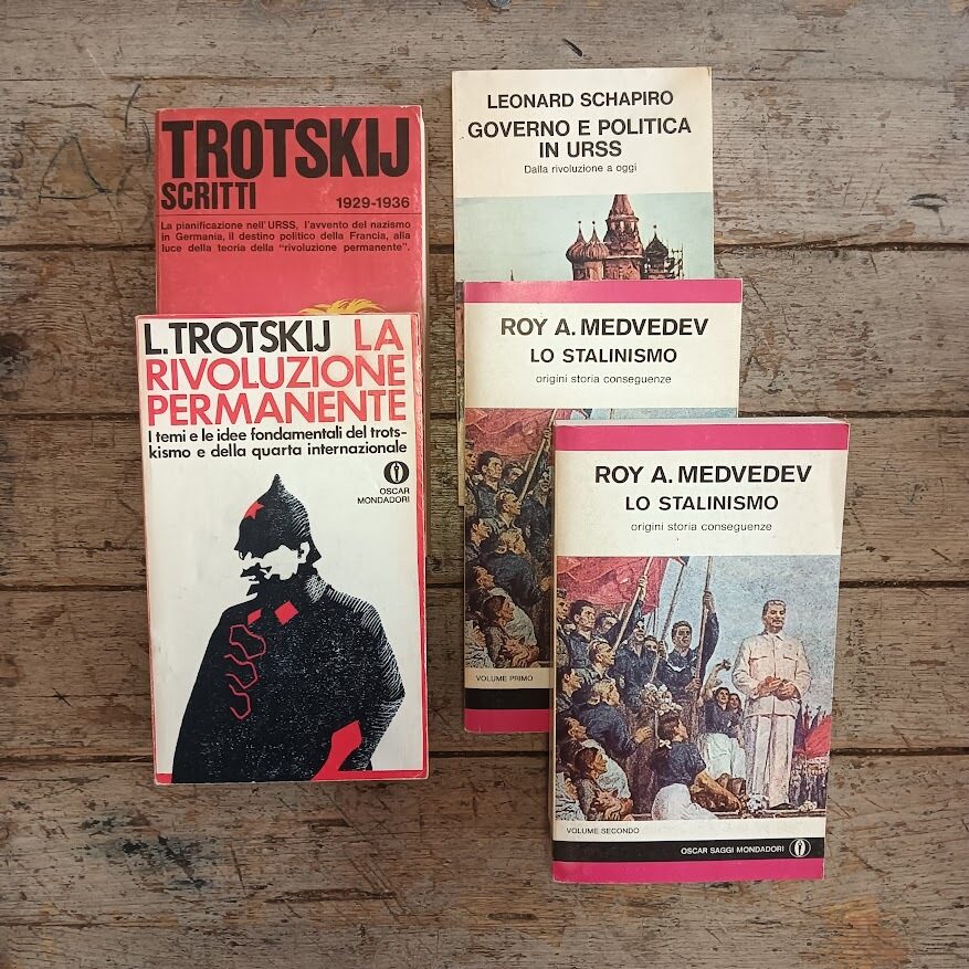 Lotto 4 libri Mondadori sul comunismo sovietico:
Lev Trotskij, Scritti 1929-1936 - Lev Trotskij, La rivoluzione permanente - Leonard Schapiro, Governo e politica in URSS - Roy A. Medvedev, Lo stalinismo (2 voll.)