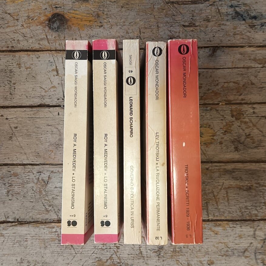 Lotto 4 libri Mondadori sul comunismo sovietico:
Lev Trotskij, Scritti 1929-1936 - Lev Trotskij, La rivoluzione permanente - Leonard Schapiro, Governo e politica in URSS - Roy A. Medvedev, Lo stalinismo (2 voll.) - immagine 3
