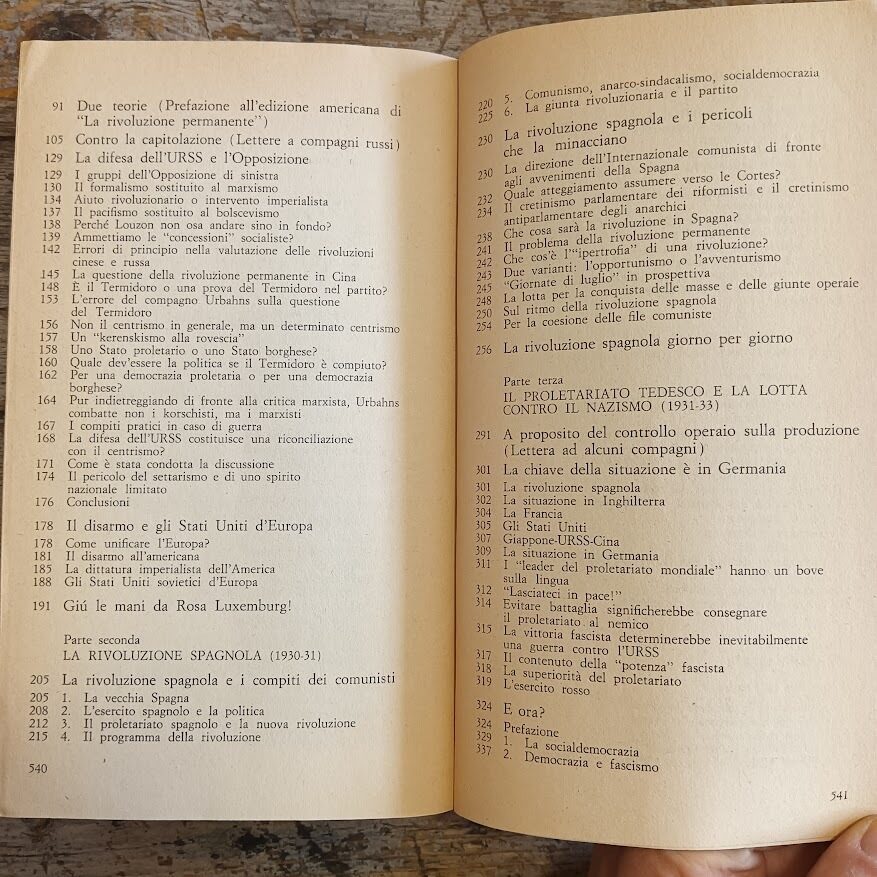 Lotto 4 libri Mondadori sul comunismo sovietico:
Lev Trotskij, Scritti 1929-1936 - Lev Trotskij, La rivoluzione permanente - Leonard Schapiro, Governo e politica in URSS - Roy A. Medvedev, Lo stalinismo (2 voll.) - immagine 5