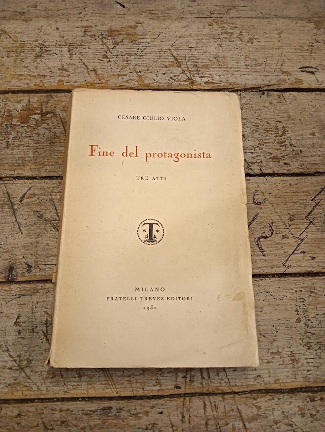 Fine del protagonista commedia in tre atti