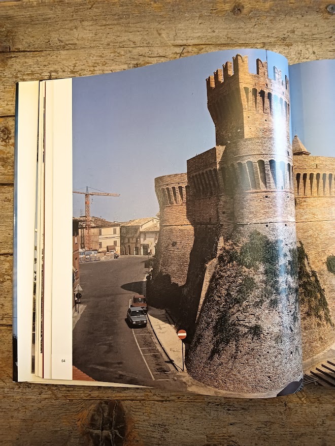 Architettura fortificata nelle Marche. Mura, torri, rocche, castelli - immagine 6