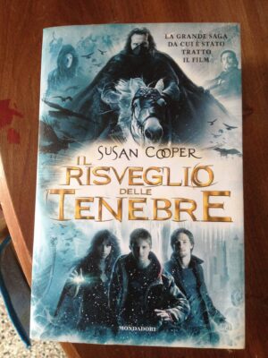 Il risveglio delle tenebre. Sopra il mare sotto la terra, Uno spicchio di tenebra, Stregaverde, Il re grigio, L'albero d'argento